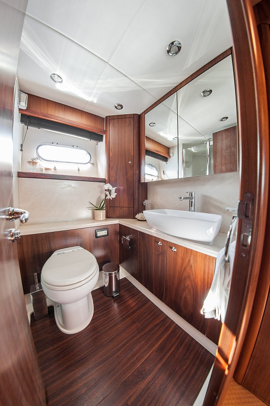 Аренда моторной яхты Sunseeker 70 в Москве - 2 санузел